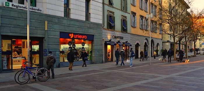 Bergamo Shopping Negozi in Via XX Settembre centro Bergamo